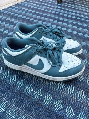 Nike Low-Top Sneakers in Teal and White size 8